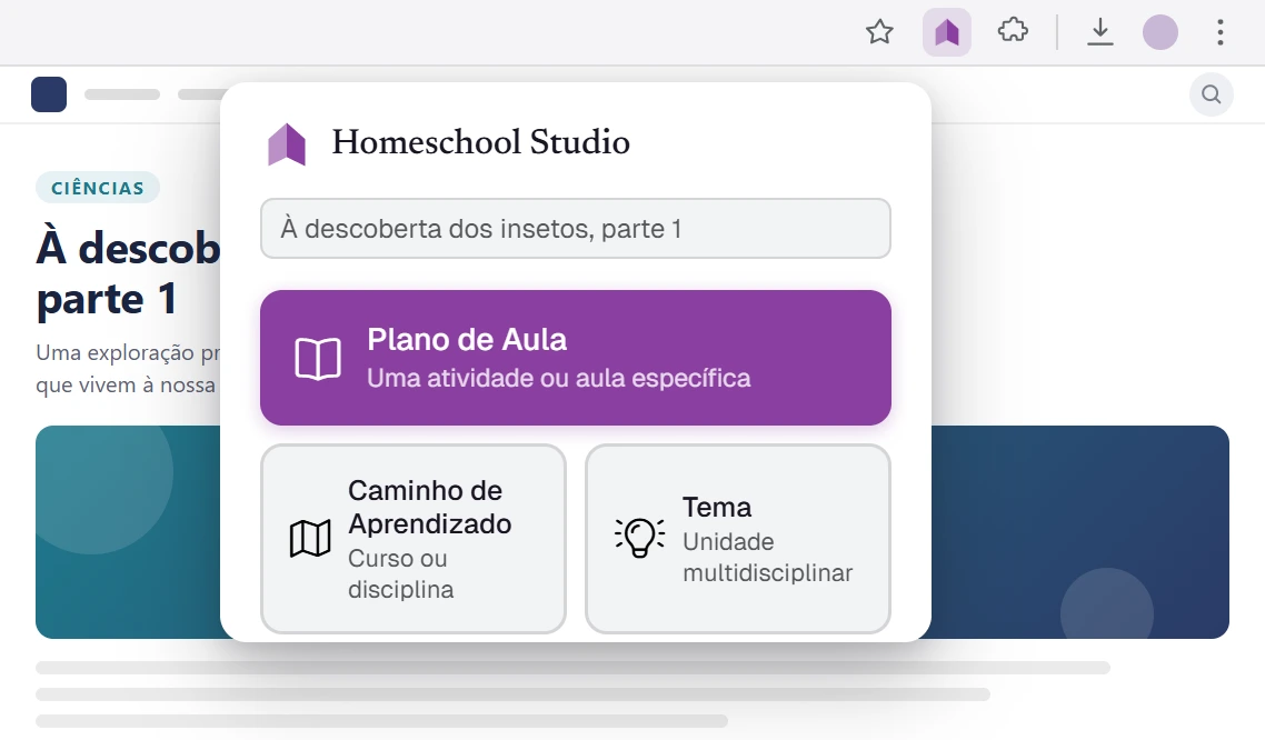 O popup da extensão de navegador da Homeschool Studio aberto numa página de aula: um clique guarda-a como Plano de Aula, Percurso de Aprendizagem ou Tema – diretamente no seu plano.