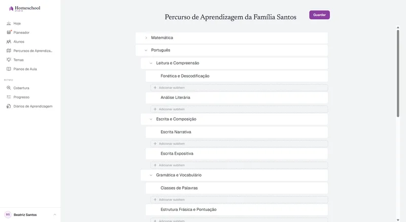 O editor em árvore do percurso de aprendizagem: Matemática, Português com Leitura, Escrita e Gramática por baixo, Ciências, e História e Geografia expandida em História Mundial – construído com a profundidade de que a família precisa, sem anos de escolaridade.