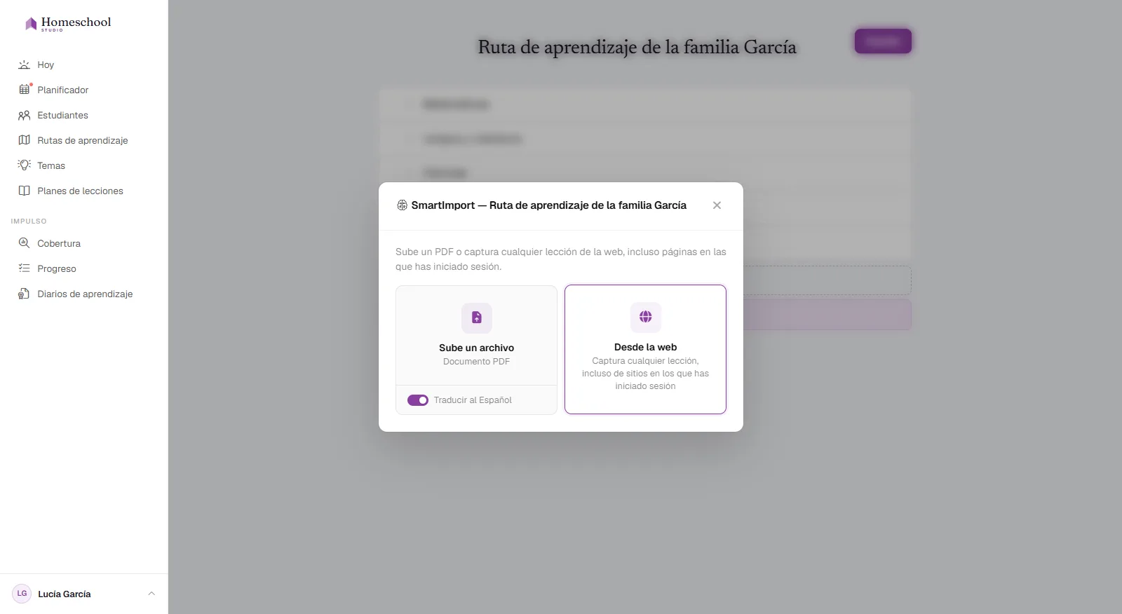 El cuadro de diálogo de SmartImporter: suelta un PDF, un Word o una hoja de cálculo – o captura una lección desde la web – con un botón de traducción, y la estructura del currículo se construye por ti.